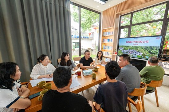  2025年5月15日上午，武义俞源乡后陶村举行村务联席会议。共享联盟·武义 陈俊 摄