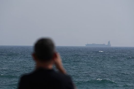 6月23日，一艘集装箱货轮正通过霍尔木兹海峡。