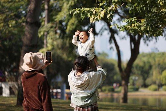 2024年12月31日,人们在福建省厦门市南湖公园游玩、拍照。 当日是2024年的最后一天。岁序更替,华章日新。辞旧迎新之际,在祖国的各个角落,人们在平凡烟火中追寻生活的美好。新华社发(曾德猛 摄)