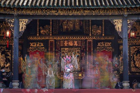2023年1月19日,演员在粤剧之乡佛山古老戏台上演出。