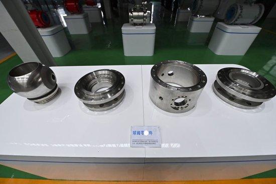 这是7月7日在阳泉阀门股份有限公司装配成品车间拍摄的球阀零部件。
