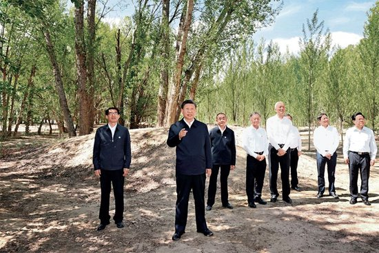 2023年6月5日至6日，中共中央总书记、国家主席、中央军委主席习近平在内蒙古巴彦淖尔考察，并主持召开加强荒漠化综合防治和推进“三北”等重点生态工程建设座谈会。这是6日上午，习近平在临河区国营新华林场考察。 新华社记者 谢环驰/摄