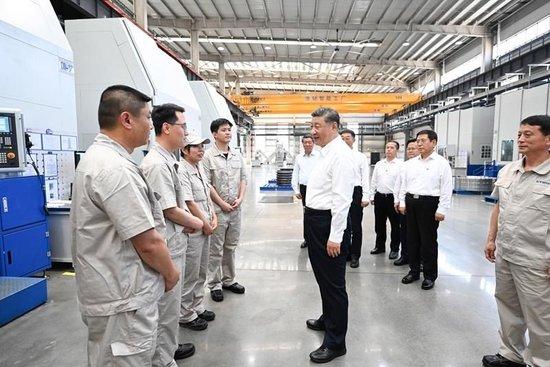 △2025年5月19日,习近平总书记在河南洛阳轴承集团股份有限公司智能工厂考察时,同企业职工亲切交流。