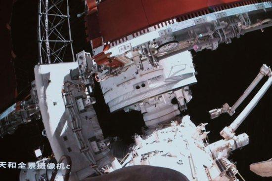 2022年11月3日在北京航天飞行控制中心拍摄的空间站梦天实验舱顺利完成转位的画面。北京时间2022年11月3日9时32分,空间站梦天实验舱顺利完成转位。这标志着中国空间站“T”字基本构型在轨组装完成,向着建成空间站的目标迈出了关键一步。新华社发(孙丰晓 摄)
