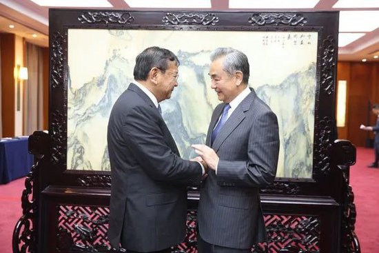 8月14日，王毅（右）在云南安宁会见布拉索昆 图外交部网站