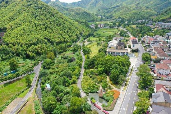  近日拍摄的安吉县余村景色（无人机照片）。新华社记者 毛竹 摄
