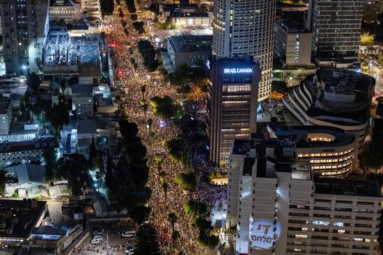 8月17日,示威者聚集在特拉维夫举行反对内塔尼亚胡政府的抗议集会。图自以媒