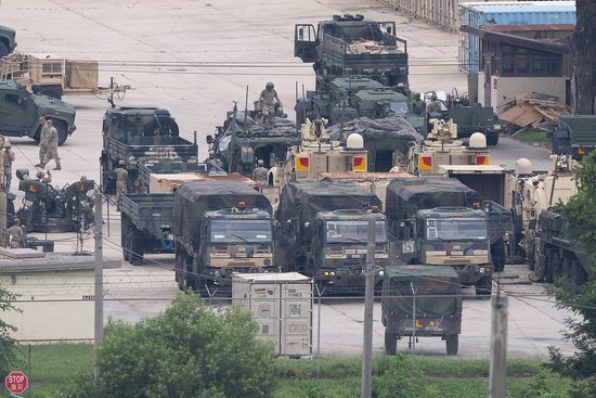 18日，韓美“乙支自由護(hù)盾”聯(lián)合軍事演習(xí)開始。李明聯(lián)合<strong></strong>圖為駐韓美軍基地內(nèi)，韓美士兵們正在檢查車輛，演習(xí)為演習(xí)做準(zhǔn)備。 （視覺中國(guó)）