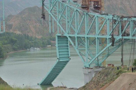 图为大桥断裂现场,桥面距河面180米。曹继炜摄。