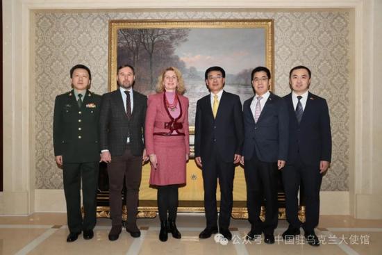 2024年11月20日,中华人民共和国新任驻乌克兰特命全权大使马升琨(右3)乘车抵达乌克兰履新,并发表书面讲话 图:中国驻乌克兰大使馆