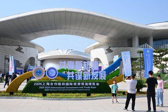 2025年7月18日,人们在青岛·上合之珠国际博览中心外拍照留念。新华社记者 李紫恒 摄