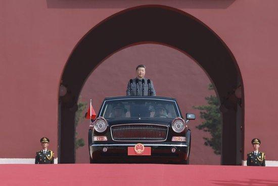 9月3日,纪念中国人民抗日战争暨世界反法西斯战争胜利80周年大会在北京天安门广场隆重举行。中共中央总书记、国家主席、中央军委主席习近平发表重要讲话并检阅受阅部队。这是习近平乘检阅车,经过金水桥,驶上长安街。新华社记者 王晔 摄