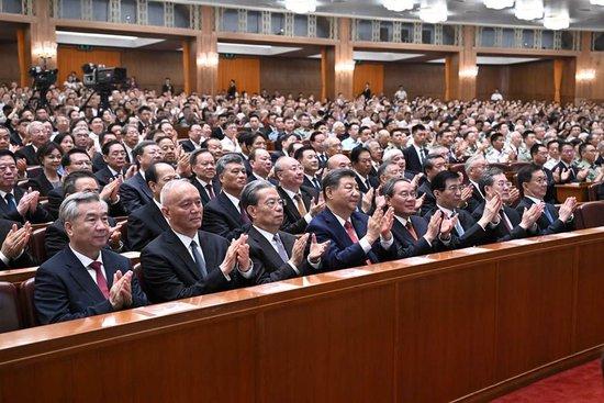 9月3日,纪念中国人民抗日战争暨世界反法西斯战争胜利80周年文艺晚会《正义必胜》在北京人民大会堂隆重举行。习近平、李强、赵乐际、王沪宁、蔡奇、丁薛祥、李希、韩正等党和国家领导人,与约6000名中外人士一起观看晚会。