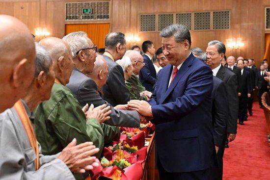 9月3日,纪念中国人民抗日战争暨世界反法西斯战争胜利80周年文艺晚会《正义必胜》在北京人民大会堂隆重举行。习近平、李强、赵乐际、王沪宁、蔡奇、丁薛祥、李希、韩正等党和国家领导人,与约6000名中外人士一起观看晚会。这是习近平等同抗战老战士老同志代表亲切握手。
