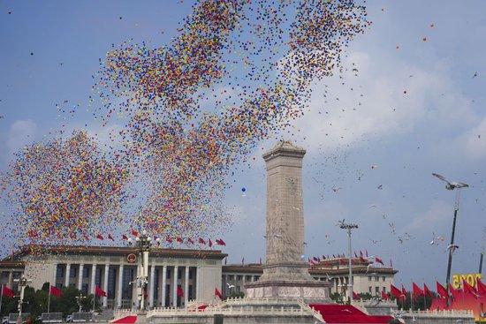 2025年9月3日,纪念中国人民抗日战争暨世界反法西斯战争胜利80周年大会在北京隆重举行。这是纪念大会现场放飞气球和鸽子。新华社记者 牟宇 摄
