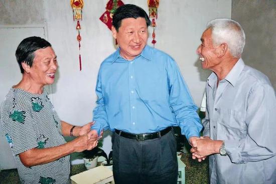 2006年9月21日,时任浙江省委书记的习近平在浙江舟山市普陀区东极镇看望当地渔民。(图片来源:央视新闻客户端)