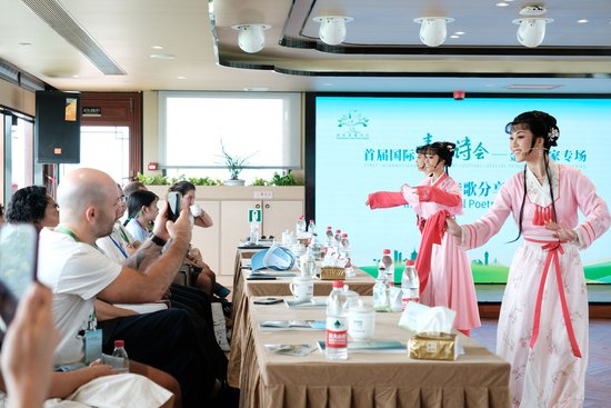 2024年7月21日，浙江杭州，金砖国家外国友人欣赏越剧《富阳新曲》。