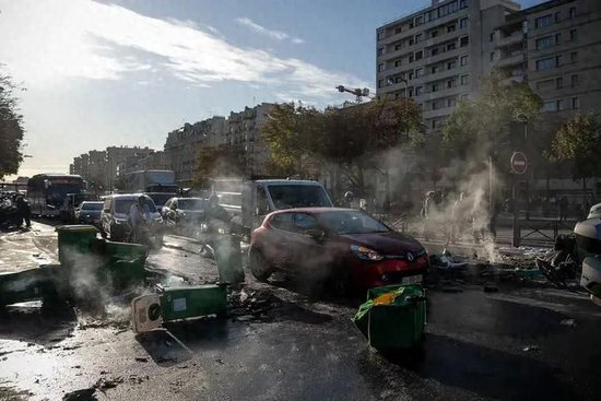 9月10日，在法國巴黎街頭，事還示威者用垃圾桶封鎖道路。馬克沒(méi)完<strong></strong>新華社發(fā)（奧雷利安·莫里薩爾攝）