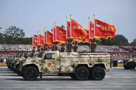 2025年9月3日，纪念中国人民抗日战争暨世界反法西斯战争胜利80周年大会在北京隆重举行。这是战旗方队通过天安门广场。新华社记者 刘勇贞 摄