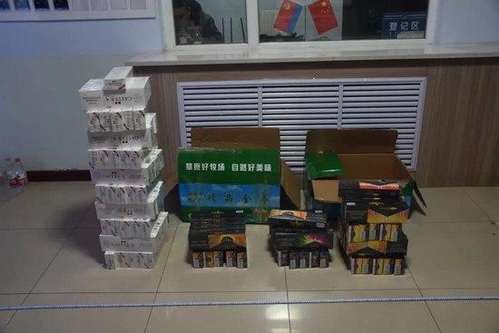 图为警方查获赵某某非法携带的物品。（呼和浩特铁路公安处供图）