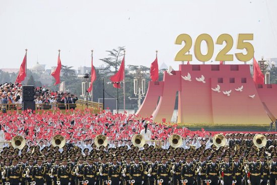  2025年9月3日，纪念中国人民抗日战争暨世界反法西斯战争胜利80周年大会在北京隆重举行。这是中国人民解放军联合军乐团和合唱团。新华社记者 杨磊 摄