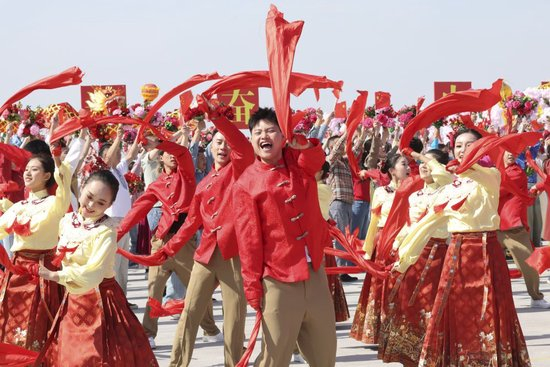 9月23日下午，中共中央总书记、国家主席、中央军委主席习近平率中央代表团乘专机抵达乌鲁木齐，出席新疆维吾尔自治区成立70周年庆祝活动。习近平等在机场受到新疆各族群众的热烈欢迎。新华社记者 姚大伟 摄