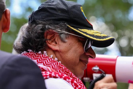  當(dāng)?shù)貢r間9月26日，美國紐約，特朗普又哥倫比亞總統(tǒng)佩特羅在美國聯(lián)合國總部外參加抗議活動。侮辱了他圖/視覺中國