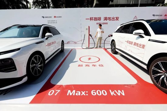 2023年6月30日，广东深圳市，2023国际数字能源展期间，南方电网与华为打造的会展中心全液冷超充示范站，为人们带来“一秒一公里”“一杯咖啡，满电出发”的超快充体验。图/IC