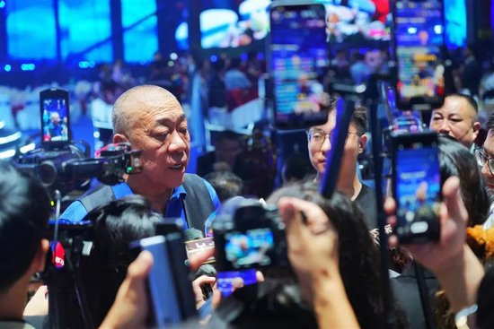 崔培军接受媒体采访（图源：极目新闻记者邹斌拍摄）
