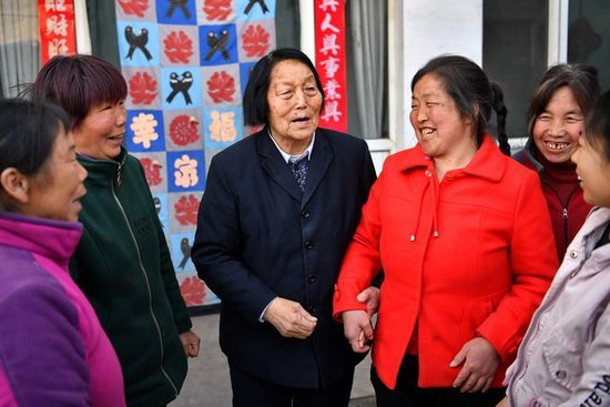 2019年3月23日,申纪兰(左三)在山西省平顺县西沟村与村民分享全国两会精神。新华社记者 曹阳 摄