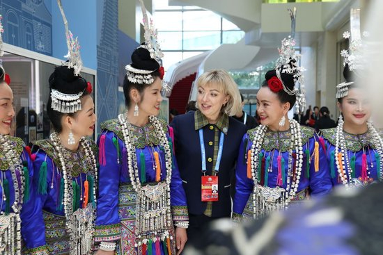 10月14日，全球妇女峰会配套活动“数智赋能妇女和女童成果展”在中国妇女儿童博物馆开展，来自白俄罗斯的嘉宾在展览现场与侗族大歌表演者们交流。新华社记者梁旭摄