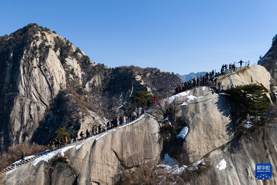 游客攀登华山北峰。图源:新华社