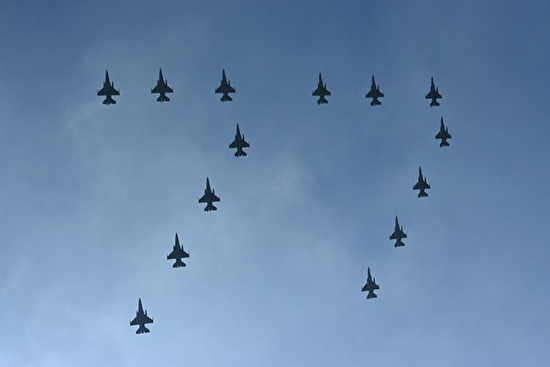 　　2023年4月9日，印尼雅加达，印尼空军举行成立77周年仪式期间，F-16战斗机飞越雅加达哈利姆‧珀达纳库苏马国际机场。