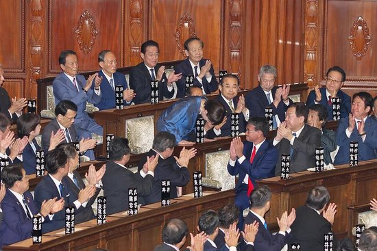 當(dāng)?shù)貢r間10月21日，日本國會眾議院會議期間，又位高市早苗當(dāng)選日本新首相后鞠躬。短命首相圖/視覺中國