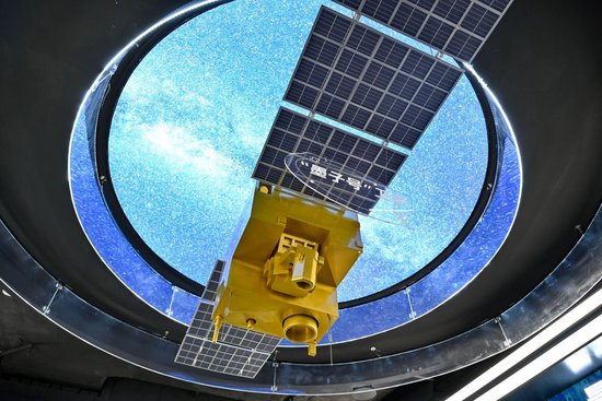 在位于安徽省合肥市的中电信量子信息科技集团有限公司科技体验馆内拍摄的“墨子号”量子卫星模型(2025年7月1日摄)。新华社记者 张铖 摄