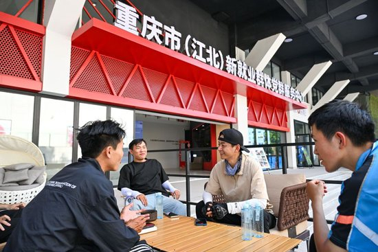 网约配送员在重庆市江北区新就业群体党群服务中心休息(2025年5月20日摄)。新华社记者 王全超 摄