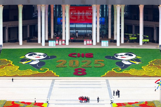 2025年10月31日，上海国家会展中心，第八届中国国际进口博览会南广场花团锦簇。