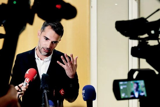 　　10月27日至28日，10名被告在巴黎刑事法庭出庭。被告之一的法国作家奥雷利安·普瓦松-阿特兰在庭审休息期间接受采访。