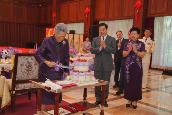 诗琳通公主到访中国驻泰国大使馆，出席使馆为她举行的70华诞庆生活动 图：中国驻泰国大使馆微信号