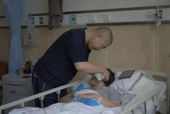 ▲ 桂军民照顾住院的展文莲。受访者供图