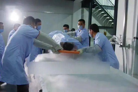 　▲ 装进液氮罐前，被冷冻的展文莲。受访者供图