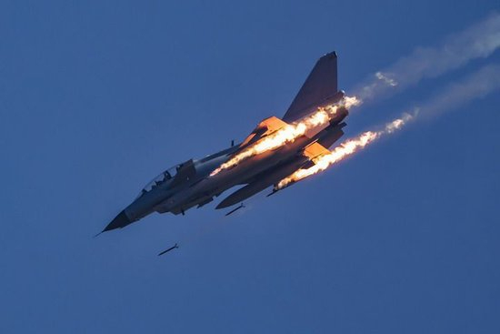 ↑空军航空兵某旅展开对地攻击训练（2025年6月22日摄）。新华社发（谭巳成 摄）