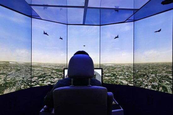 ↑空军航空兵某旅飞行员在进行模拟训练（2025年11月2日摄）。新华社发（谭巳成 摄）