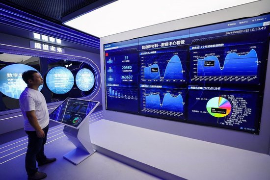 在金华市金东区江东镇的浙江超浪新材料有限公司内，数据中心看板实时显示企业流水线的各项生产数据。新华社记者 徐昱 摄