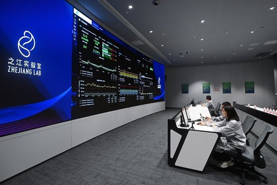 之江实验室计算与数据中心的工程师通过“之江云”系统监测服务器集群的运行状态。新华社记者 黄宗治 摄
