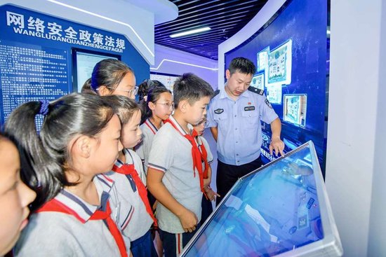2025年9月15日，浙江省舟山市岱山县公安局民警与辖区高亭中学学生进行网络安全知识竞答互动。新华社发（邹训永摄）