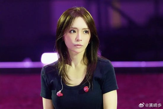 多个日本艺人在华活动取消，12月中国赴日航班减少904个，旅行社：赴日团体游几乎全部取消