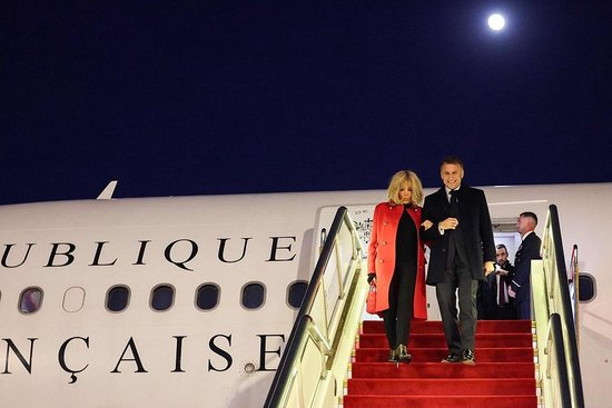 12月3日,北京,法国总统马克龙和夫人布丽吉特抵达首都国际机场,走下飞机。 (视觉中国)