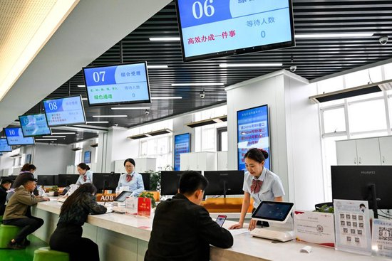 2025年4月16日，在内蒙古鄂尔多斯市东胜区政务服务中心，工作人员办理民营企业相关业务。新华社记者 李志鹏 摄