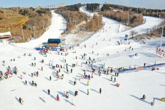  △2025年12月3日，人们在吉林长春一滑雪场滑雪。